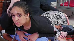 Malý bublinkový zadek otrokyně Kingsley dostává trest na zadek a žvýká sperma v chaotické interracial akci! Wow!