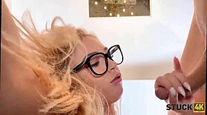 היי, הידיים שלי תקועות! תוכל לעזור עם כיף קינקי במטבח, חבר?