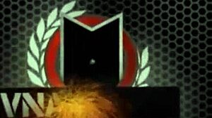 Geil milf Charlee Chase tvinger nørdet teen 18+ til at suge kæmpe pik.