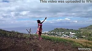 是什么驱使海洋和山脉极端中的异常公共性爱？