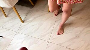 继父因为继女偷窥而操她，与继母一起的俄罗斯业余片。生射精动作！