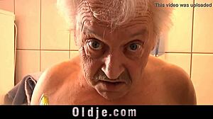 opa geeft hete stoomseks aan geile gebruinde tiener 18+ in de douche