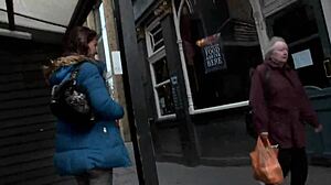 Красивая шлюха ссыт в общественном месте и дрочит на улицах Лондона!