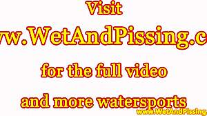 Brunetka mladá 18+ pije moč a hraje si s malou 18+ hračkou