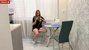 Гореща мачка заварена мама хваща заварения син да се мастурбира, уау толкова горещо