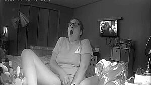 Slutty teini 18+ jättää kotitehtävät ja sormittaa itseään katsoen pornoa piilokameralla