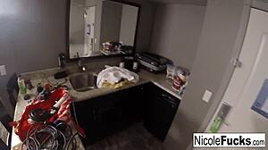 Jeg elsker hete bak kulissene 2. vinkel fra Nicole Aniston-scene med store pupper og rumpe