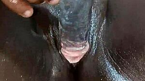 嘿，大奶黑妹，你为什么这么邋遢地独自自慰？展示那个大屁股！