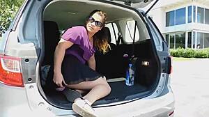 Эксибиционистка брюнетка показывает розовую анальную пробку с хвостом на публике