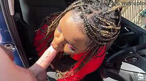 Busty zwarte vixen spuit hard tijdens missionaris in auto