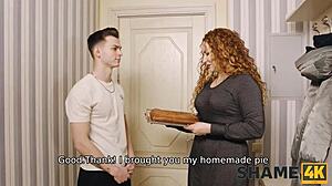 Рыжая с кудрявыми волосами приветствует соседа пирогом и минетом! 😋