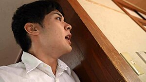 出轨老婆享受深喉舔逼和中出在激烈吸吮朋友妈妈的场景