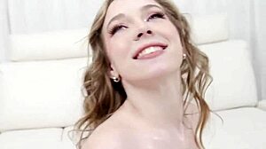 Venus Vixen recibe su coño aceitado aporreado en misionero