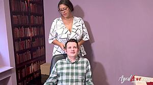 Chef med en massiv pik dominerer krydret bedstemor underordnet på arbejdet. Det er en vild AgedLove kneppen med kæmpe patter!