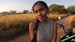 быстрый уличный трах с шалуньей брюнеткой женой в группе