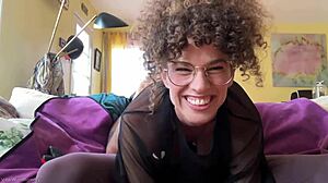 Ugh, piango e imploro la mia matrigna per più creampie in azione casalinga