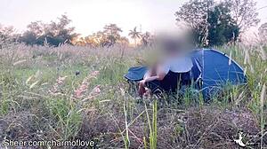 Sex dur în aer liber cu iubita într-o aventură sălbatică de camping