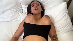 Velike sise Hejli Rouz kaže ne kondom na putu