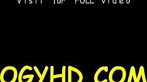 فتاة شابة لطيفة 18+ يلعقها رجل عجوز، تشعر بكل لمسة رطبة. لا أستطيع التوقف عن الرغبة في المزيد!