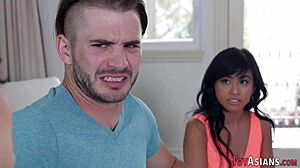 Piccola troia asiatica si fa sbattere in un threesome selvaggio! 😜