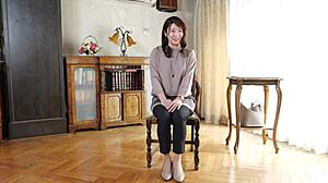 嘿，想看我潜入这个家庭主妇的甜蜜处内射吗？