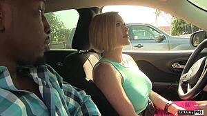 Krissy Lynn, požrešna blondinka milfka, požre vsak centimeter Isiah Maxwellovega BBC-ja v divjem medrasnem jebanju