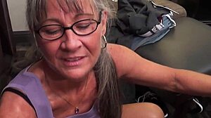 Tabu Aiden Valentine knuller Fifi Foxx med stemor i nærheten.