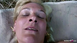 Зрелая бабушка соблазняет молодого внука для настоящего любительского POV траха