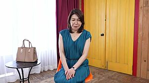 Casa dona japonesa Kiyoka Yoshizaki jorrando no creampie de estreia