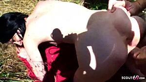 Uhh, hubená mladá Tania sebrána na první hrubý prdelní šuk v veřejné pláži starým chlapem