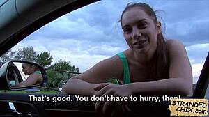 Amateur-Babe Jenny Dark gibt Blowjob beim Fahren