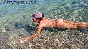 Натуральная итальянская девчонка трясет жопой на общественном нудистском пляже