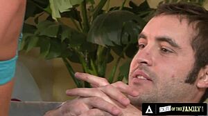 Куколд мацка хваната заварена майка язди кур на мъжа си с голям задник