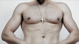 Gol jebanje s tetoviranom facom kraj hotelskog bazena