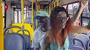 学生在公共巴士上被摸索并猛干