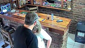 내 밀프 의붓엄마가 문 열고 샤워해서 나 유혹해.