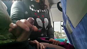 Esibizionista Attira Milf Curvy per Gioco Selvaggio su Autobus Pubblico. Diventa Bollente Veloce.