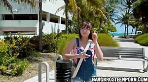 Chica de 19 años sube al bus por dinero rápido y acción caliente