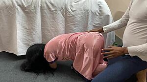 Индийская чачи трахается раком в домашнем клипе