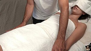 Masseur mesum sentuh gadis 18+ secara tidak senonoh semasa urut sensual dengan tetek kecil 18+