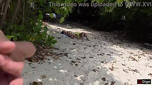 Voyeur perverz špehuje bujnú MILF a nevlastnú dcéru, cumuje na tváre na pláži