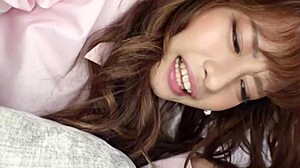 Hey, bu seksi Asyalı bebeğin epik el işi iç boşaltmasını kaldırabilir misin?