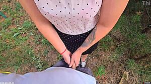 bratranec, sestrična, si pomagava drug drugemu priti na teh hlačkah?