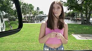 Ado timide 18+ hésite mais rejoint les mecs pour une action folle dans le van