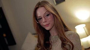 Jen obyčejný den, kdy se uvolní vášeň. Smyslný moment se sukní se změní ve divoký!