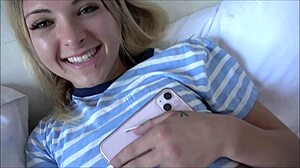 Nevlastná dcéra Emma Bug ukazuje otcovi nejakú špinavú zábavu! 😜 Chceš sa pozrieť?