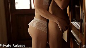 Βιντάζ λεσβίες εξερευνούν άγριες επιθυμίες σε ρετρό μαύρο σκηνικό