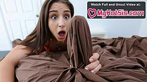 Hé, wil je zien hoe stiefbroer zijn dikke lul in zijn stiefzusjes strakke kut schuift? Hoe neemt ze het allemaal?