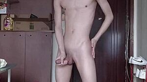 Štíhly twink sa masturbuje nahý pre cumshot! Veľký chuj exploduje!