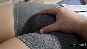 Χτύπα και γαμάω με τα δάχτυλα την υγρή καμήλα της για ήχους πούτσας σαν ASMR